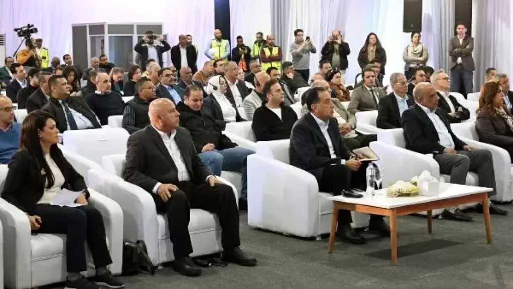 رئيس الوزراء يتفقد منطقة بطاريات تخزين محطة أوبيليسك للطاقة الشمسية