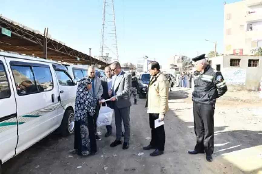 محافظ الفيوم يتفقد عددا من مواقف سيارات الأجرة.. ويوجه بتيسير إجراء عملية جراحية لسيدة مسنة