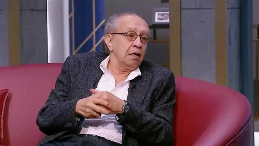 عصام السيد: ”ابني بدأ الأستاند أب كوميدي عشان يتريق عليا وعلى والدته”