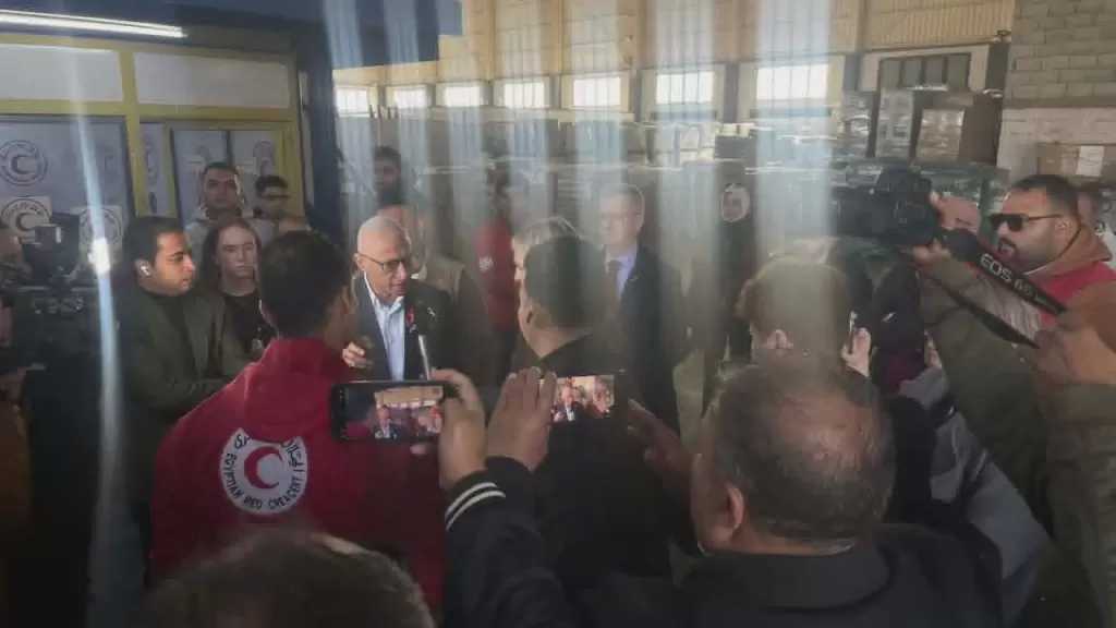 وزيرة الخارجية والدفاع الأيرلندية تزور مركز الخدمات اللوجستية بالعريش