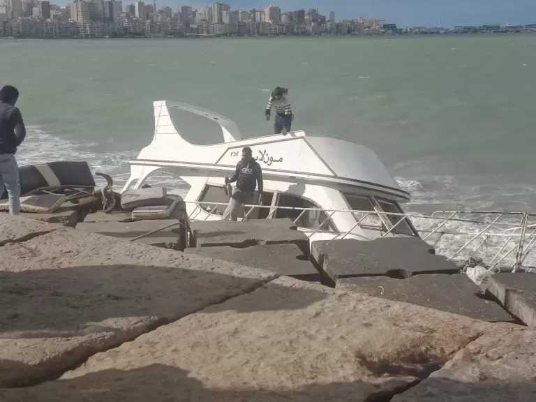 الرياح العنيفة تجرف مركبا سياحيا لصخور محطة الرمل بالإسكندرية