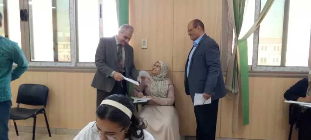رئيس جامعة أسوان يتفقد امتحانات كلية الألسن.. صور