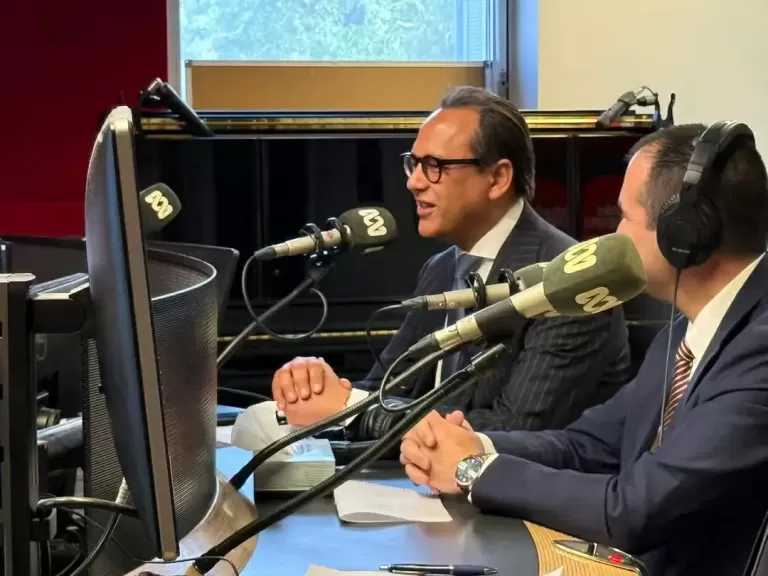 إذاعة «ABC» الأسترالية تستضيف السفير المصرى لدى أستراليا | صور