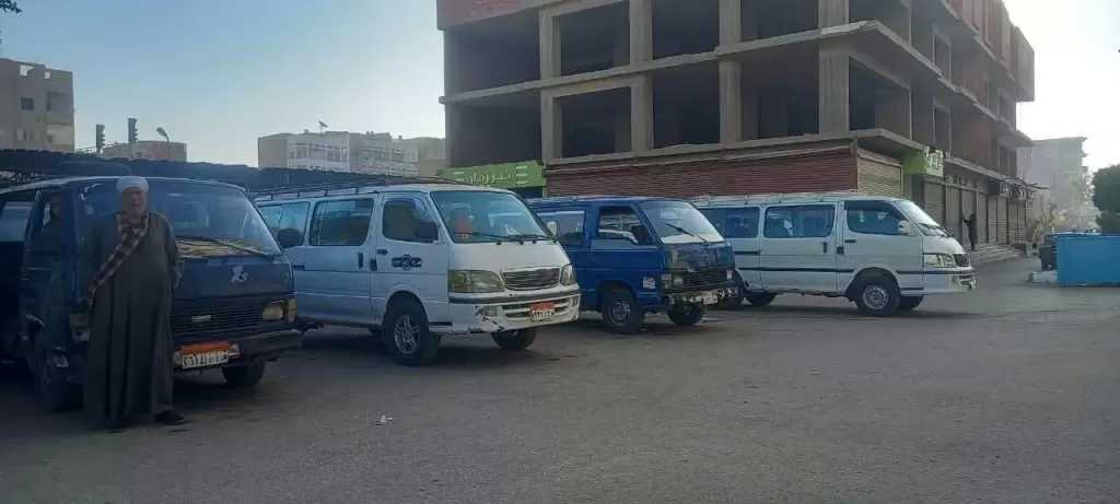 رئيس مركز طهطا يتابع مواقف السيارات العامة.. وتخصيص أرقام تليفونات لتلقي الشكاوى