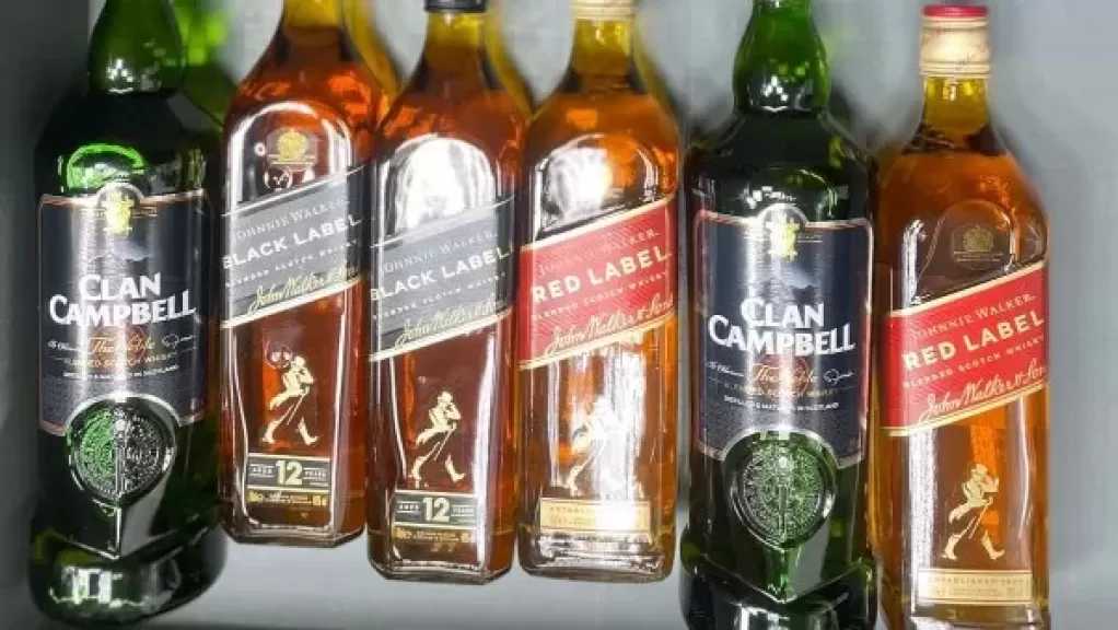 ضبط راكب مصري يهرب زجاجات “خمور” في مطار الأقصر