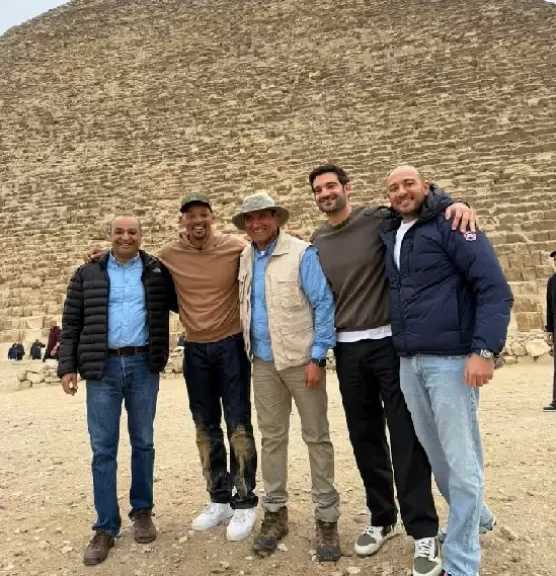 الممثل العالمي ويل سميث يزور أهرامات الجيزة خلال إجازته في مصر