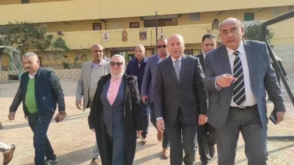 محافظ القاهرة يتفقد لجان الامتحانات للتأكد من انتظام العملية الامتحانية بمدرسة الشهيد محمود مجدى الاعدادية