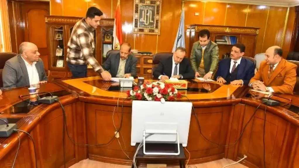 محافظ أسيوط يوقع بروتوكولًا مع بنكي الأهلي ومصر لاستغلال أرض مصنع الغزل وتعظيم موارد الدولة