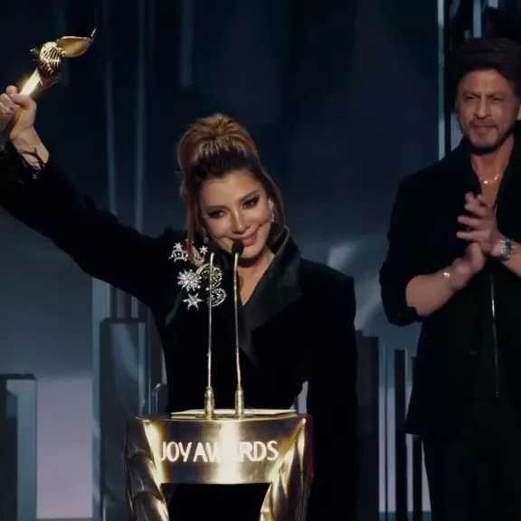 أصالة تفوز بجائزة صناع الترفيه الفخرية في حفل Joy Awards