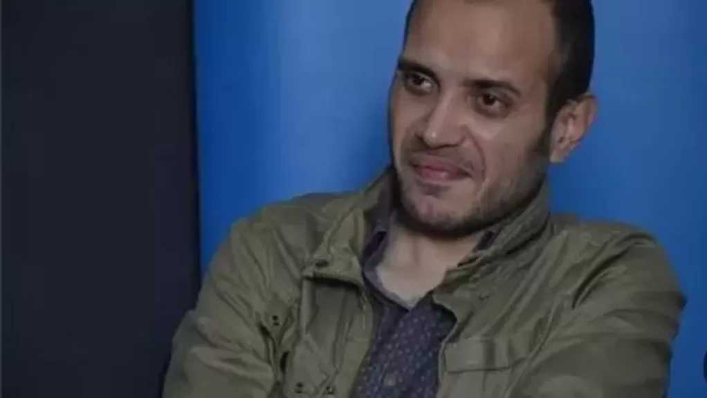 الفنان أحمد ثابت يروي تفاصيل تقييد والدته في سرير أحد المستشفيات