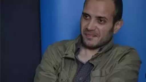 الفنان أحمد ثابت يروي تفاصيل تقييد والدته في سرير أحد المستشفيات