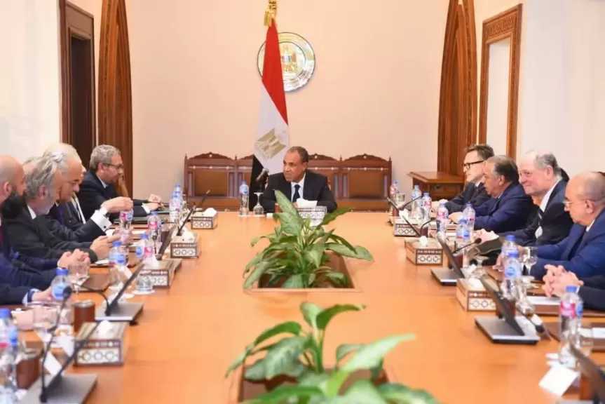 وزير الخارجية يستقبل وفدًا من رجال الأعمال الكنديين