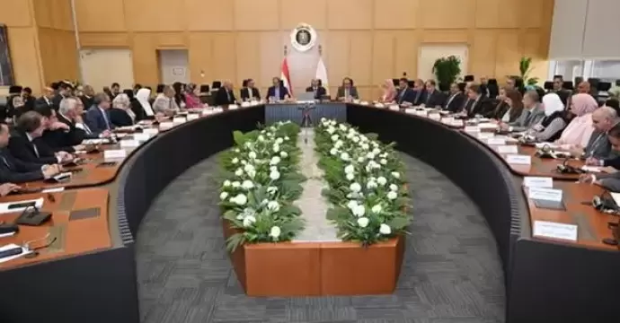 وزير الصناعة يجتمع بوزراء قطاع الأعمال والاستثمار والتجارة الخارجية والمالية