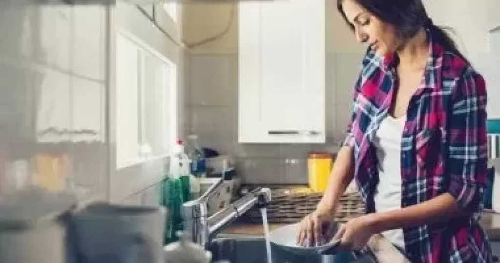 السيدات يقضين 4.5 ساعة يوميا في الأعمال المنزلية والرجال 2.3 ساعة