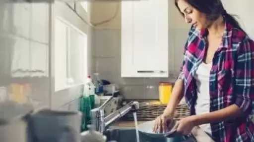 السيدات يقضين 4.5 ساعة يوميا في الأعمال المنزلية والرجال 2.3 ساعة