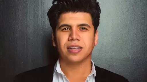 عمر كمال يؤجل طرح أغنية «غاب» احتراما لوفاة والدة رضا البحراوي