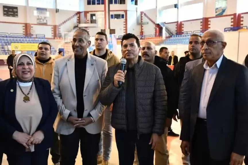 وزير الشباب والرياضة ومحافظ شمال سيناء يفتتحان أعمال تطوير الملعب القانوني بمركز شباب قاطية