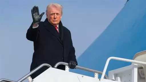 طائرة بديلة تقل ترامب إلى دافوس عقب عطل كهربائي مفاجئ