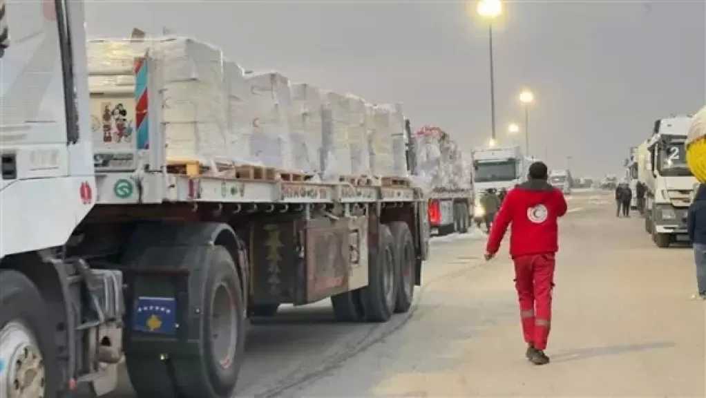 الهلال الأحمر المصري يدفع قافلة «زاد العزة» 121 مُحملة بالسلال الغذائية والملابس الثقيلة والبطاطين