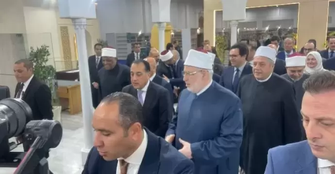 مدبولي يتفقد جناح الأزهر في معرض الكتاب ويشيد بمحتوياته.. صور