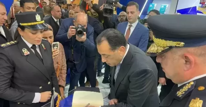 بخط اليد.. مدبولي يكتب كلمة تذكارية لجناح وزارة الداخلية بمعرض الكتاب