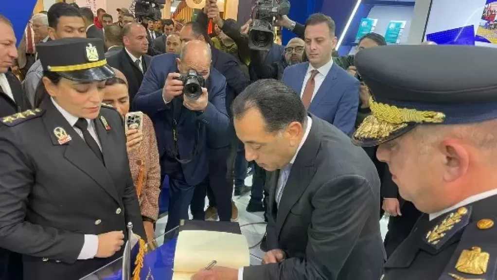 بخط اليد.. مدبولي يكتب كلمة تذكارية لجناح وزارة الداخلية بمعرض الكتاب