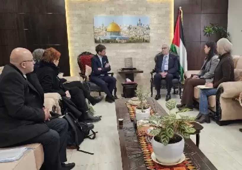 وزير الصحة الفلسطيني يبحث مع وفد من الصليب الأحمر تعزيز التعاون ودعم القطاع الصحي