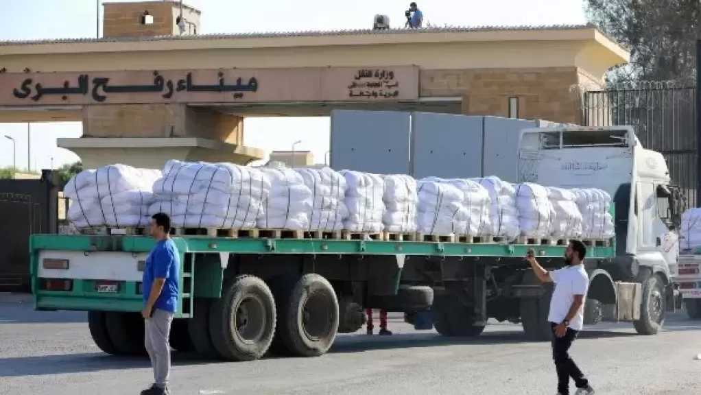انطلاق قافلة المساعدات الإنسانية الـ 122 من مصر إلى غزة