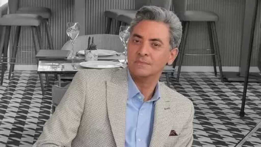 فتحى عبدالوهاب يمازح الجمهور بصورة من كواليس ”بطل العالم”