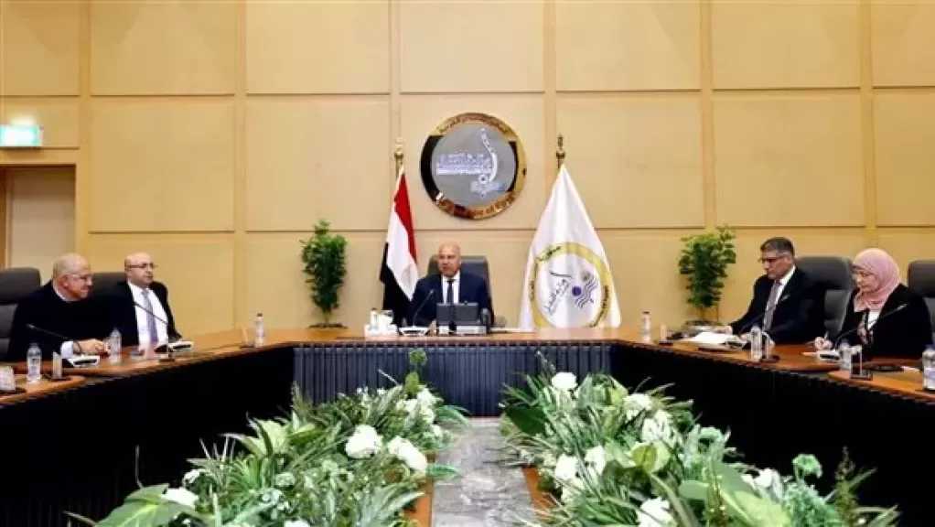 وزير الصناعة يجتمع بمحافظي الجيزة وبني سويف لبحث الموقف مرافق منطقتي أبو رواش وكوم أبو راضي