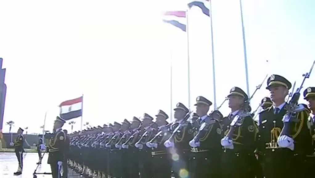 طلاب أكاديمية الشرطة يحيون العلم أمام الرئيس السيسي