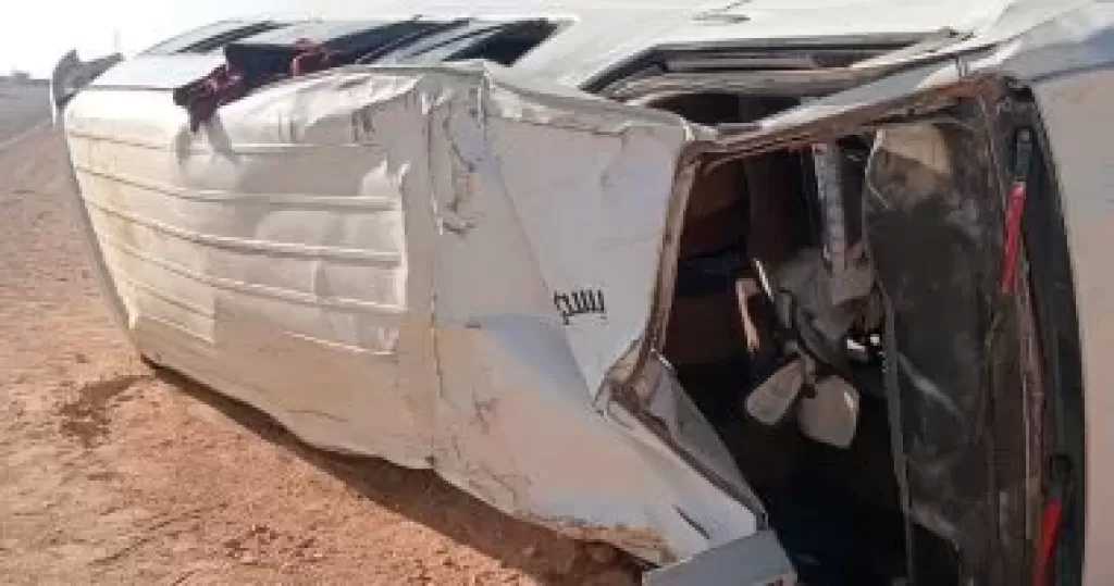 إصابة 11 شخصا فى حادث تصادم ميكروباص بعمود إنارة بطريق القاهرة الفيوم