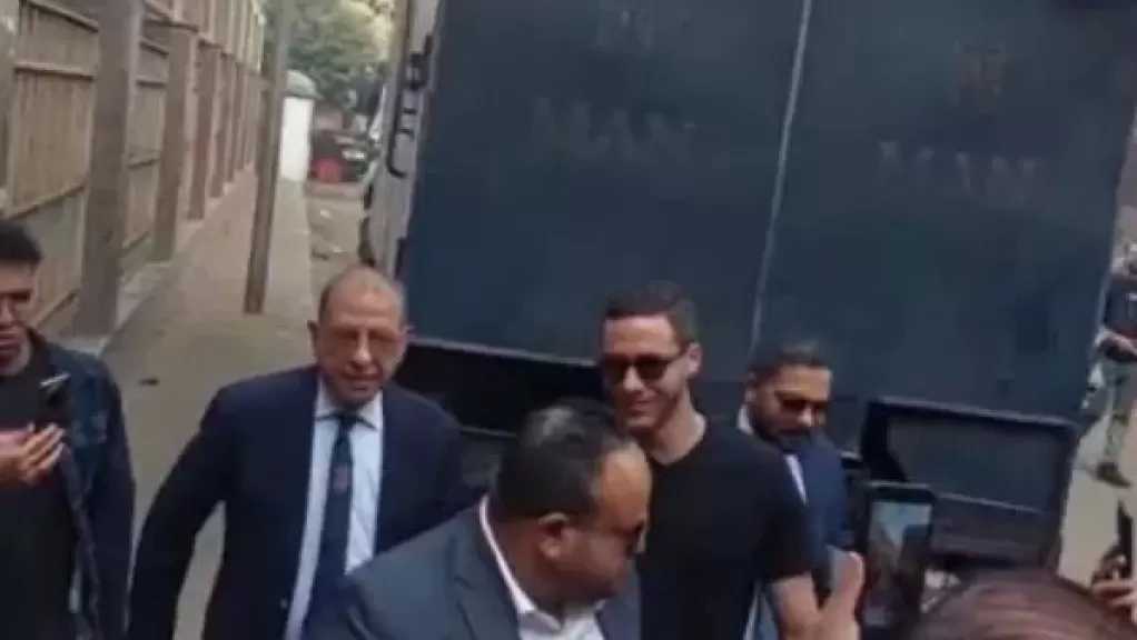 وصول شريف إكرامي إلى مقر محاكمة رمضان صبحي لمساندته خلال استئنافه على حبسه