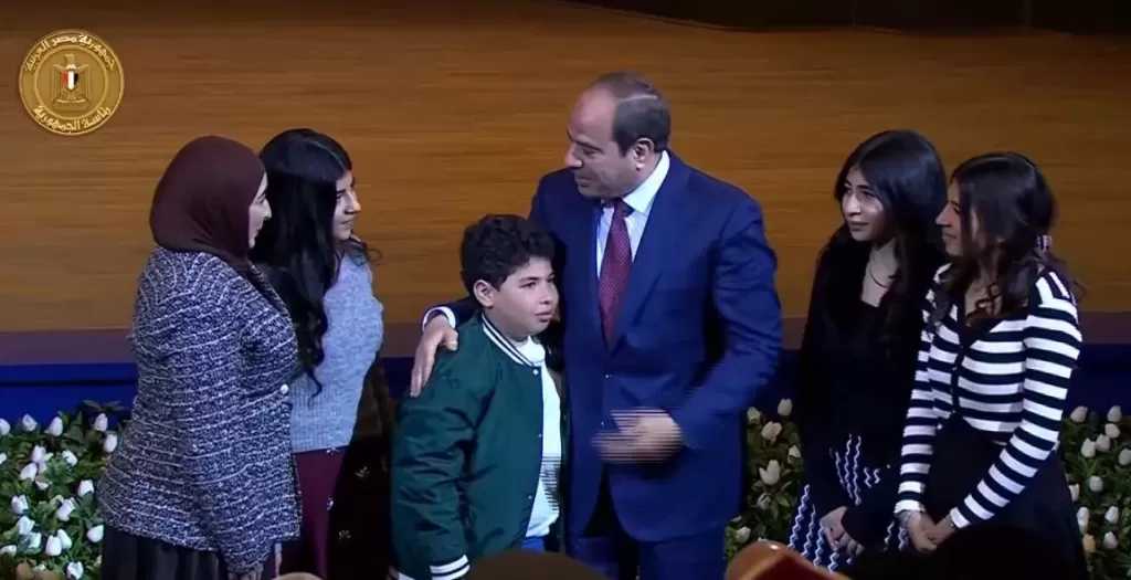 نجل الشهيد رامي هلال يطلب إلقاء التحية على الرئيس.. والسيسي: طبعا ده أنا أسلِّم وأتشرف يا ابني