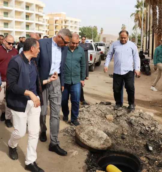 محافظ أسوان يوجه بتنفيذ إجراءات عاجلة لحل مشكلة تراكم المياه الجوفية بمنطقة الكرور