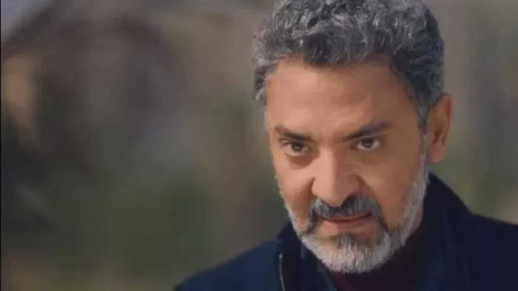 فتحي عبد الوهاب يمازح الجمهور بصورة تجمعه بجيهان الشماشرجى