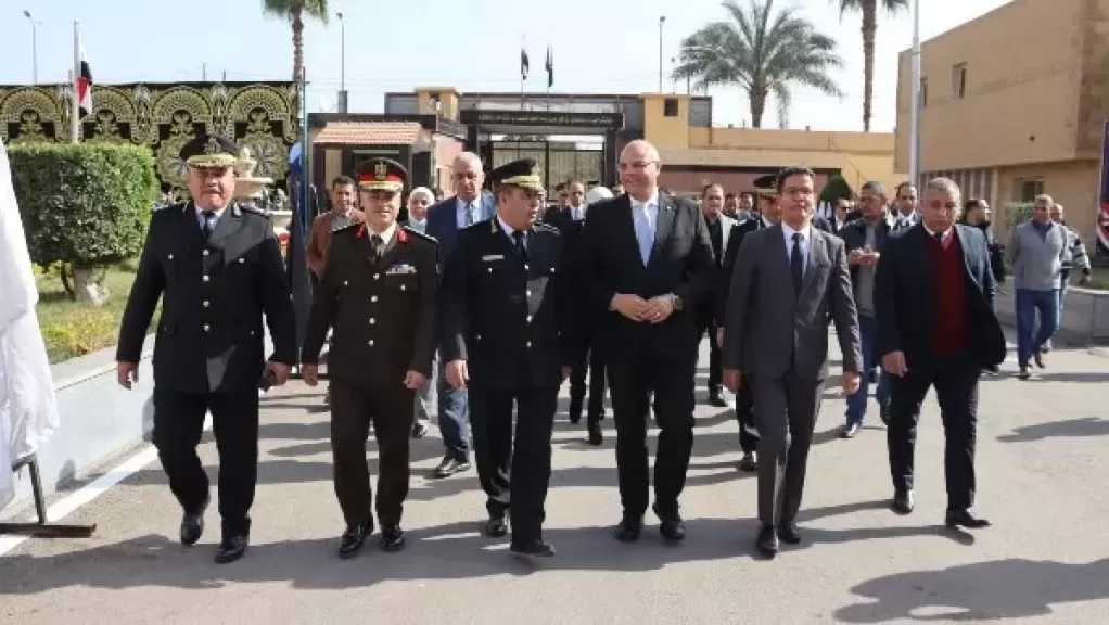 محافظ القليوبية يضع إكليلاً من الزهور على النصب التذكاري بمبنى قوات الأمن