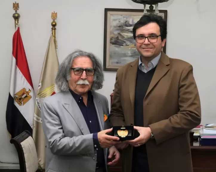 وزير الثقافة يلتقي الفنان التشكيلي العراقي ضياء العزاوي الحاصل على جائزة النيل للمبدعين العرب ويدعوه لإقامة معرض استيعادي