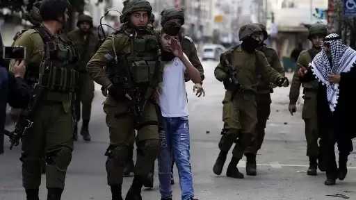 الاحتلال الإسرائيلي يعتقل مالا يقل عن 17 فلسطينيا من مدن الضفة