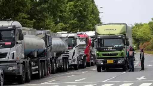 سائقو الشاحنات في البلقان يغلقون حدود الاتحاد الأوروبي احتجاجا على قيود الإقامة