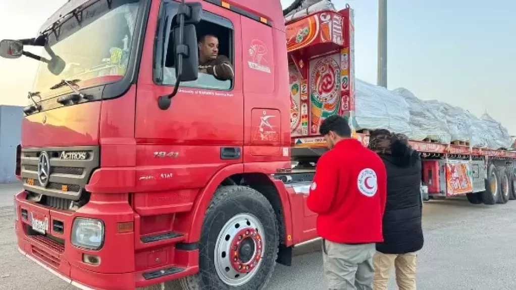 الهلال الأحمر يطلق قافلة «زاد العزة» 125 بحمولة أكثر من 7,475 طنًا من المساعدات