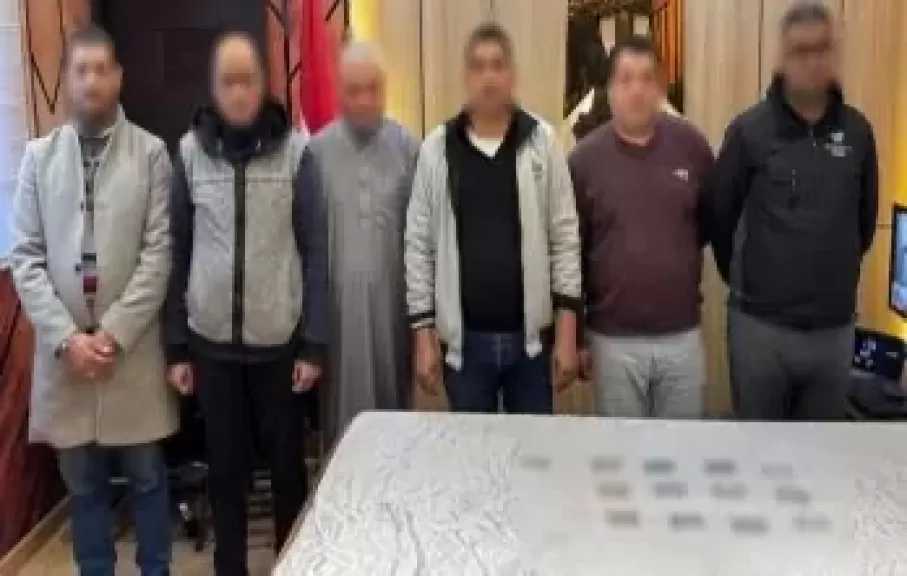 تشتري بعملات مزورة.. ضبط عصابة تنصب على راغبي بيع الهواتف المحمولة عبر الإنترنت