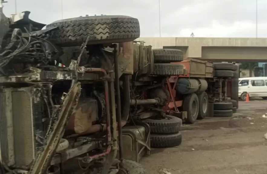 إصابة 3 عمال في اقتحام شاحنة لكارتة بلبيس