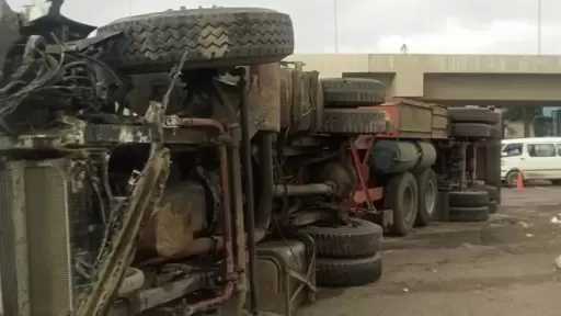 إصابة 3 عمال في اقتحام شاحنة لكارتة بلبيس