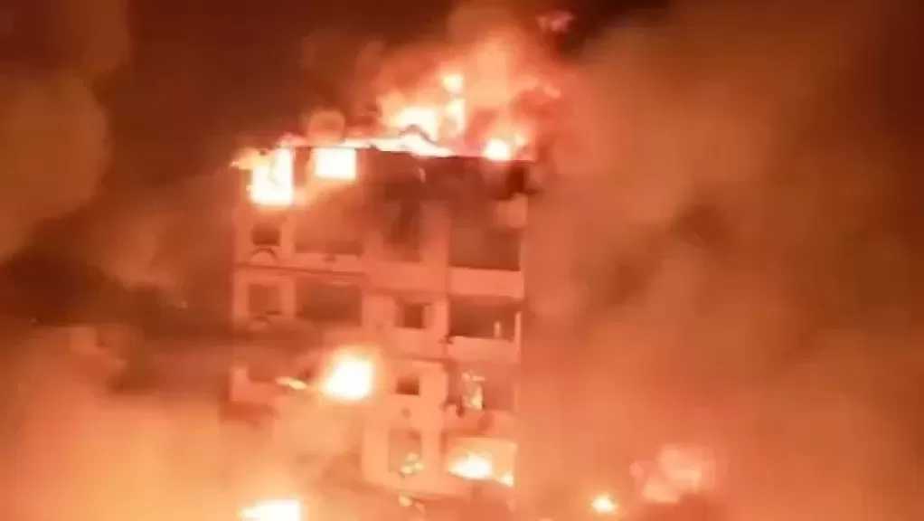 فريق من النيابة يعاين موقع حريق 5 منازل في الزرايب بمنشأة ناصر