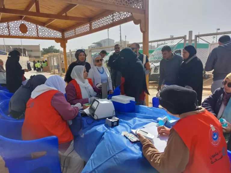فحص 180 شخصا خلال قافلة طبية في مركز شباب الشيخ زايد بالإسماعيلية