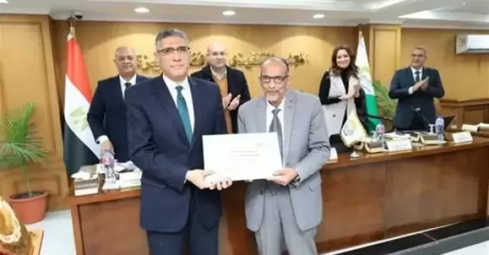 محافظ الجيزة يكرم رئيس جهاز التفتيش والمتابعة الميدانية لبلوغه السن القانونية