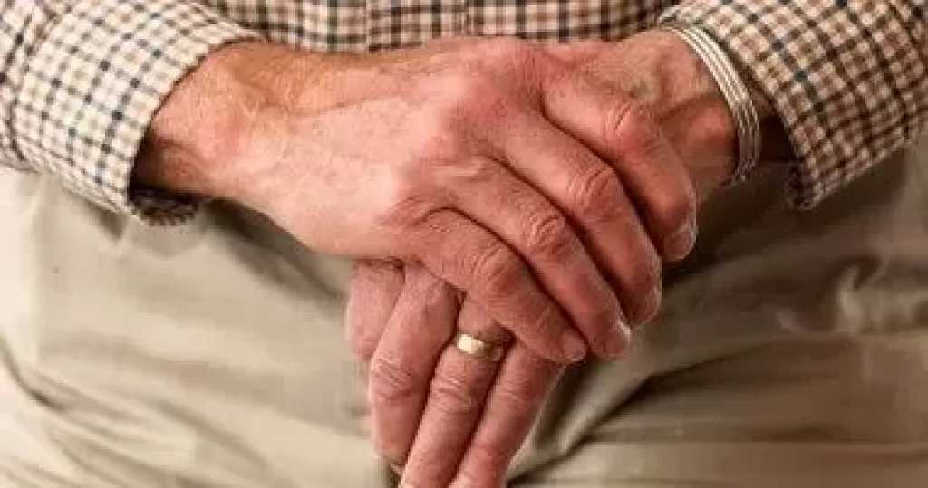 علامات لمرض الشلل الرعاش تظهر قبل سنوات من التشخيص