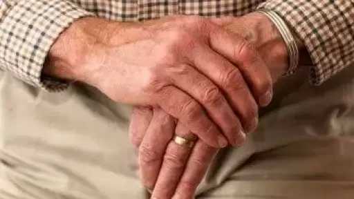 علامات لمرض الشلل الرعاش تظهر قبل سنوات من التشخيص