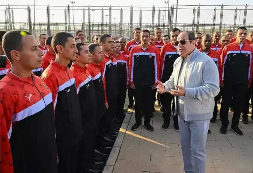 السيسي يؤدي صلاة الفجر بالأكاديمية العسكرية المصرية ويتفقد الطابور الصباحي